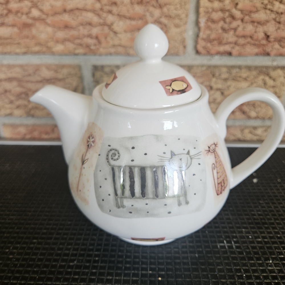 Stokes Ceramic Teapot with Metallic Cat Design – Whimsical Cat & Fish Artwork